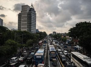 Ada HUT ke-78 Bhayangkara di Monas, Lalin Jalan Pasar Senen Macet