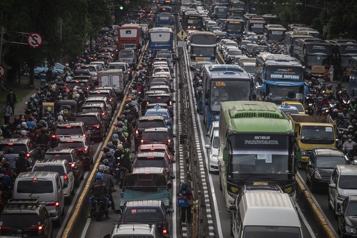 Sejumlah kendaaran terjebak kemacetan saat melintas di Jalan Pasar Senen, Jakarta, Senin (1/7/2024). Ditlantas Polda Metro Jaya mengimbau kepada para pengguna jalan raya untuk menghindari kepadatan lalu lintas imbas adanya kegiatan Hari Bhayangkara dan Pesta Rakyat di Monumen Nasional (Monas). ANTARA FOTO/Aprillio Akbar/YU