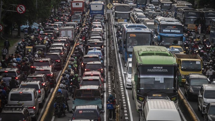 Sejumlah kendaaran terjebak kemacetan saat melintas di Jalan Pasar Senen, Jakarta, Senin (1/7/2024). Ditlantas Polda Metro Jaya mengimbau kepada para pengguna jalan raya untuk menghindari kepadatan lalu lintas imbas adanya kegiatan Hari Bhayangkara dan Pesta Rakyat di Monumen Nasional (Monas). ANTARA FOTO/Aprillio Akbar/YU