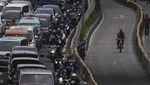Ada HUT ke-78 Bhayangkara di Monas, Lalin Jalan Pasar Senen Macet