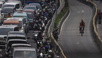 Kemacetan tersebut terjadi karena adanya kegiatan Hari Bhayangkara dan Pesta Rakyat di Monas.   