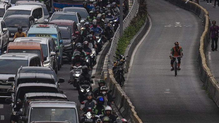 Ada HUT ke-78 Bhayangkara di Monas, Lalin Jalan Pasar Senen Macet Sejumlah kendaaran terjebak kemacetan saat melintas di Jalan Pasar Senen, Jakarta, Senin (1/7/2024). Ditlantas Polda Metro Jaya mengimbau kepada para pengguna jalan raya untuk menghindari kepadatan lalu lintas imbas adanya kegiatan Hari Bhayangkara dan Pesta Rakyat di Monumen Nasional (Monas). ANTARA FOTO/Aprillio Akbar/YU