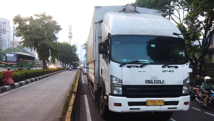 Kemacetan Parah Akibat Truk Mogok di Ruas Jalan Gatot Subroto Menuju Slipi