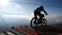 Ratusan pengendara sepeda gunung ambil bagian dalam Bolivias Challenge Downhill 4000.
