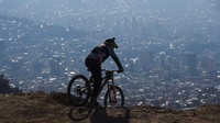 Seorang pengendara sepeda mengikuti lomba sepeda gunung Challenge Downhill, di La Paz, Bolivia, Minggu (30/6/2024).