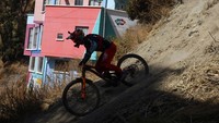 Lomba ini memiliki trek tanjakan, tangga, dan jalur curam yang mampu memicu vertigo.