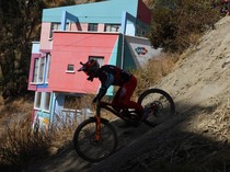 Aksi Ngeri Pebalap Sepeda Downhill Taklukkan Jalur Curam Bolivia