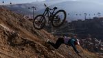 Aksi Ngeri Pebalap Sepeda Downhill Taklukkan Jalur Curam Bolivia