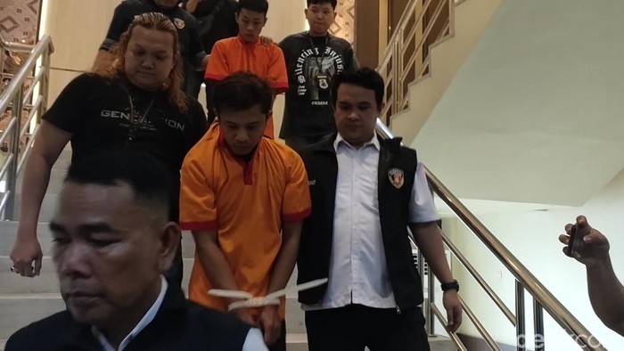 Antoni (34) dan Pongki pembunuh pegawai koperasi PT Karya Rizki Mandiri, Anton Eka Saputra (25) sudah ditangkap. Mereka terancam hukuman mati