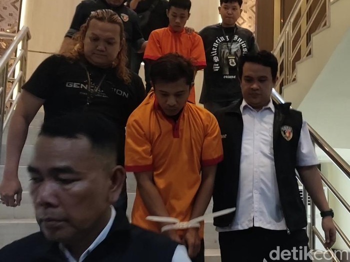 Antoni (34) dan Pongki pembunuh pegawai koperasi PT Karya Rizki Mandiri, Anton Eka Saputra (25) sudah ditangkap. Mereka terancam hukuman mati