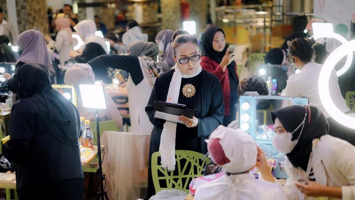 Sebuah ajang Kompetisi Make Up untuk Wedding digelar guna mengasah keterampilan dan melihat peluang usaha dibidang make up wedding. Begini potretnya.