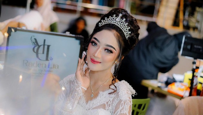 Asah Keterampilan dengan Usaha dan Kreativitas Sebuah ajang Kompetisi Make Up untuk Wedding digelar guna mengasah keterampilan dan melihat peluang usaha dibidang make up wedding. Begini potretnya.