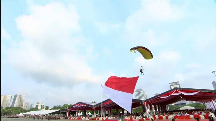 Atraksi terjun payung di HUT Bhayangkara di Monas