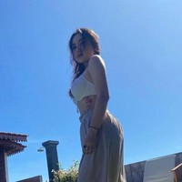 Salah satu tato di tubuh Audrey yang cukup jadi sorotan ialah tato pada bagian pinggangnya yang tampak cukup besar. Tato di pinggang Audrey itu tampak bergambar naga merah. Foto: Instagram/@audrey.davis