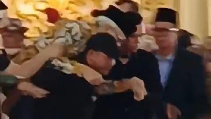 Bakal Calon Gubernur Sumsel Mawardi Yahya digendong usai drop saat hadiri acara pernikahan warga