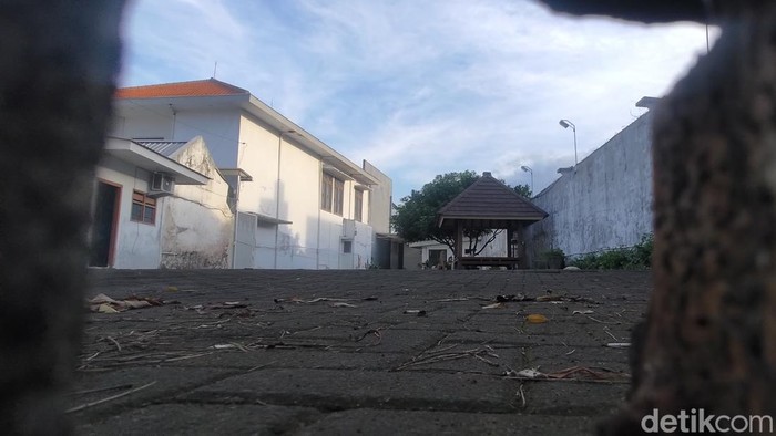 Bangunan di Jl Gajah Mada, Dusun Sawahan, Desa Gentengkulon, Genteng, Banyuwangi tempat 28 WN Cina digerebek.