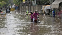 Banjir tersebut disebabkan karena hujan yang lebat di kawasan tersebut.  