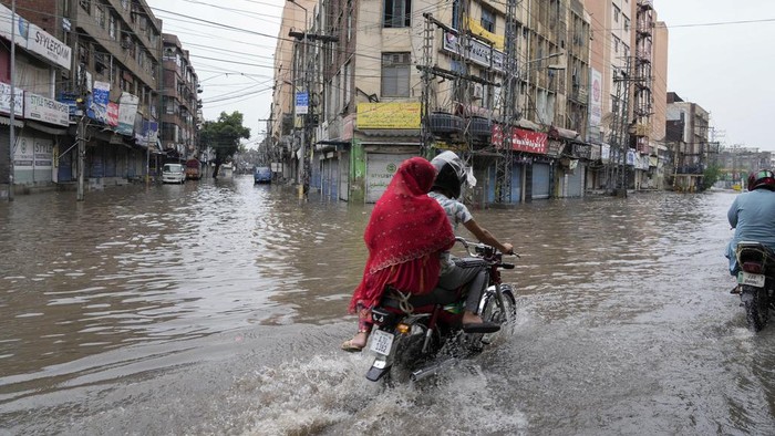 Hujan lebat mengguyur Lahore, Pakistan, Senin (1/7). Akibatnya, kawasan tersebut terendam banjir.