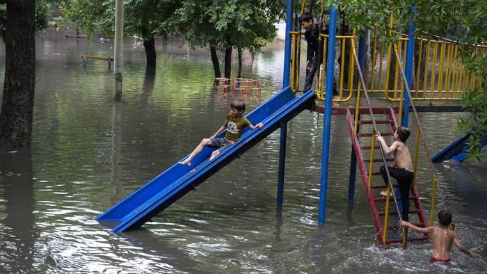 Hujan lebat mengguyur Lahore, Pakistan, Senin (1/7). Akibatnya, kawasan tersebut terendam banjir.