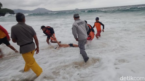 Basarnas mengevakuasi jenazah pria Lamongan, Jatim, yang terjatuh saat hendak berfoto di Pantai Bias Tugel, Desa Padangbai, Kecamatan Manggis, Kabupaten Karangasem, Bali, Senin (1/7/2024) (Dok. Basarnas Karangasem)