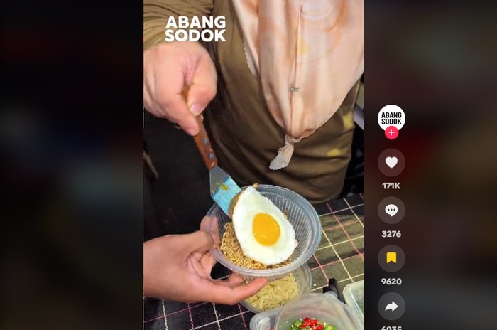Bikin Heboh! Warkop Kaki Lima di Malaysia Pakai Mie Instan Indonesia