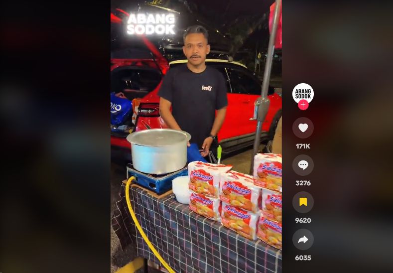 Bikin Heboh! Warkop Kaki Lima di Malaysia Pakai Mie Instan Indonesia