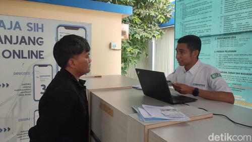 BPJS Kesehatan Cabang Denpasar saat memberikan informasi kepada pemohon SIM di Satpas Polresta Denpasar, Senin (1/7/2024). (Ahmad Firizqi Irwan)