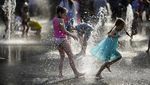 Byur! Warga Rusia Mandi di Air Mancur Saat Suhu Capai 31 Derajat Celcius