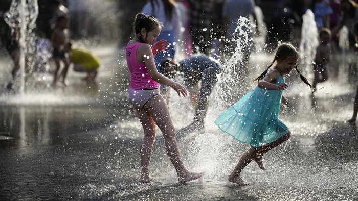 Byur! Warga Rusia Mandi di Air Mancur Saat Suhu Capai 31 Derajat Celcius Panasnya cuaca di Moskow, Rusia membuat sejumlah warga bermain air dan mandi di air mancur VDNKh (Pameran Prestasi Ekonomi Nasional). Ini foto-fotonya.
