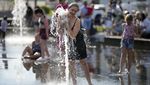Byur! Warga Rusia Mandi di Air Mancur Saat Suhu Capai 31 Derajat Celcius