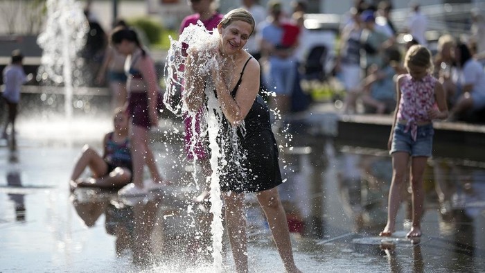 Byur! Warga Rusia Mandi di Air Mancur Saat Suhu Capai 31 Derajat Celcius Panasnya cuaca di Moskow, Rusia membuat sejumlah warga bermain air dan mandi di air mancur VDNKh (Pameran Prestasi Ekonomi Nasional). Ini foto-fotonya.