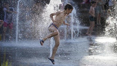 Byur! Warga Rusia Mandi di Air Mancur Saat Suhu Capai 31 Derajat Celcius