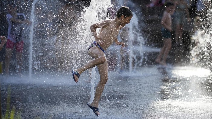 Byur! Warga Rusia Mandi di Air Mancur Saat Suhu Capai 31 Derajat Celcius Panasnya cuaca di Moskow, Rusia membuat sejumlah warga bermain air dan mandi di air mancur VDNKh (Pameran Prestasi Ekonomi Nasional). Ini foto-fotonya.