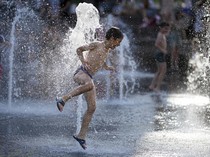 Byur! Warga Rusia Mandi di Air Mancur Saat Suhu Capai 31 Derajat Celcius