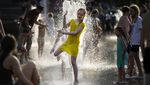 Byur! Warga Rusia Mandi di Air Mancur Saat Suhu Capai 31 Derajat Celcius