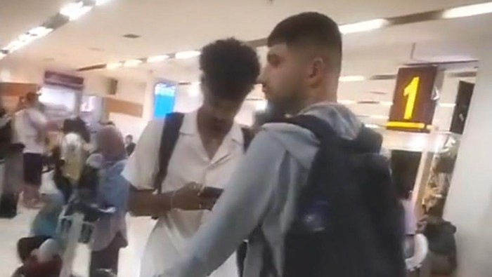 Calon pemain baru PSM Makassar Aloisio Neto tiba di Bandara Hasanuddin Makassar ditemani tim analis PSM Jose Filipe Carvalho.