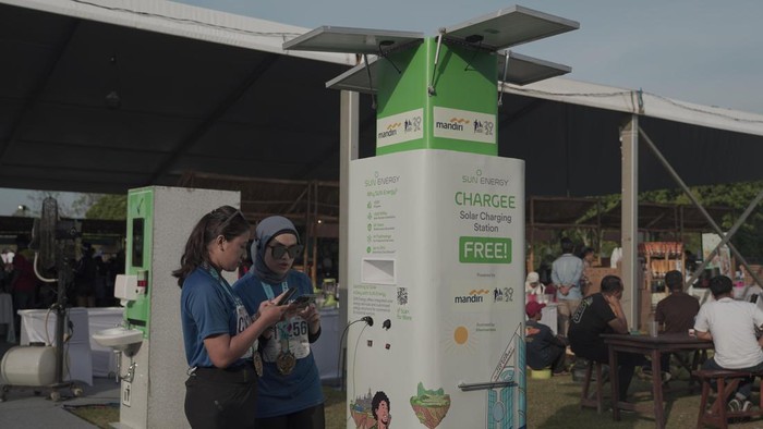 Canggih, Ada PLTS untuk Charge HP di Acara Publik Peserta Mandiri Jogja Marathon 2024 melakukan charging handphone melalui terminal listrik tenaga surya yang disediakan SUN Energy, Minggu (30/6/2024).