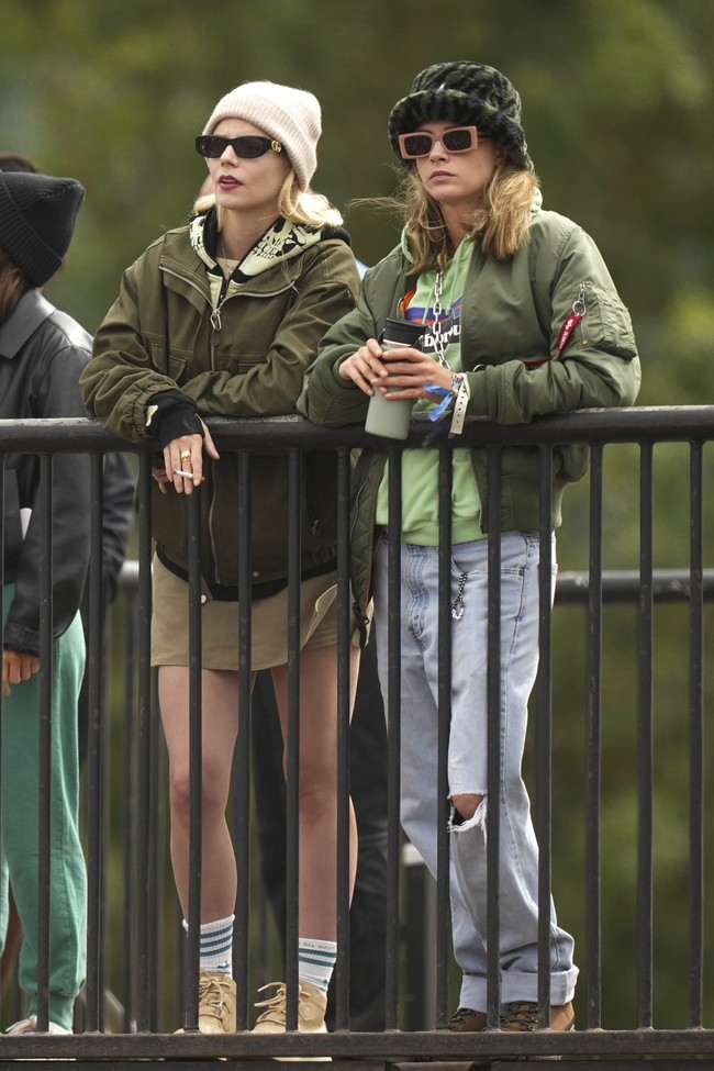 Outfit bertema army menjadi andalan untuk gaya besties berikutnya. Anya bersolek dengan parka oversized hijau tentara, sementara Cara memilih bomber berwarna senada.  (Foto: Scott Garfitt/Invision/AP)