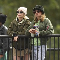 Outfit bertema army menjadi andalan untuk gaya besties berikutnya. Anya bersolek dengan parka oversized hijau tentara, sementara Cara memilih bomber berwarna senada.  (Foto: Scott Garfitt/Invision/AP)