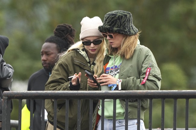 Kacamata hitam kembali menemani, tapi kali ini juga dengan topi berdesain jenaka. (Foto: Scott Garfitt/Invision/AP)
