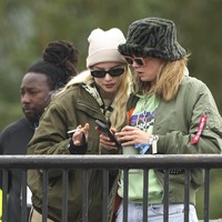 Kacamata hitam kembali menemani, tapi kali ini juga dengan topi berdesain jenaka. (Foto: Scott Garfitt/Invision/AP)