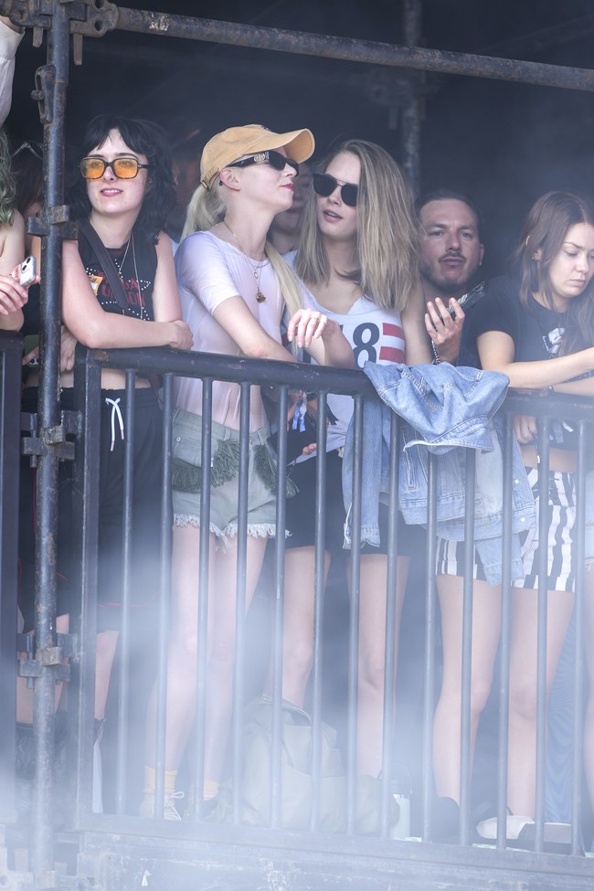 Saat menyaksikan penampilan Indoor Garden Party pada hari kedua Glastonbury 2024, duo sahabat ini tampil senada dengan padanan kaus putih dan celana pendek denim. (Foto: Scott Garfitt/Invision/AP)