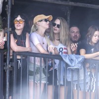 Saat menyaksikan penampilan Indoor Garden Party pada hari kedua Glastonbury 2024, duo sahabat ini tampil senada dengan padanan kaus putih dan celana pendek denim. (Foto: Scott Garfitt/Invision/AP)