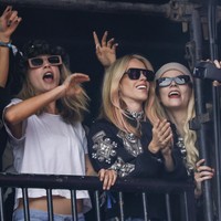 Persahabatan kedua bintang asal Inggris ini sudah terjalin sejak lama. Saking dekatnya, Cara sempat menjadi bridesmaid di pernikahan Anya dengan musisi Malcolm McRae dua tahun lalu. (Foto: Joel C Ryan/Invision/AP)