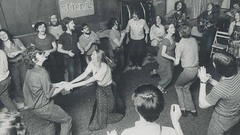 Children of God: Children of God didirikan di 1968 oleh David Berg di California. Menarik perhatian kaum muda pelarian dan hippie, ibadahnya menggabungkan Kekristenan dan gerakan cinta bebas. Anggotanya, yang pada puncaknya 15.000 orang, tak bekerja atau bersekolah. COG tak percaya keluarga inti, jadi anak tinggal terpisah dari orang tua. Berg mempromosikan dan mendorong seksualisasi anak-anak dalam komunitas COG. Mantan anggota COG mulai menguak borok itu dengan menggambarkan lingkungan yang mengizinkan dan mendorong pelecehan fisik dan seks ke anak. Meski Berg meninggal di 1994 saat diselidiki, aliran ini tetap ada dan kini bernama Family International. Mereka mengklaim praktik mengerikan sudah ditinggalkan. Foto: Allthateresting