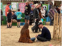 Bantah Rumor Putus, Dakota Johnson Nonton Chris Martin Tampil di Glastonbury