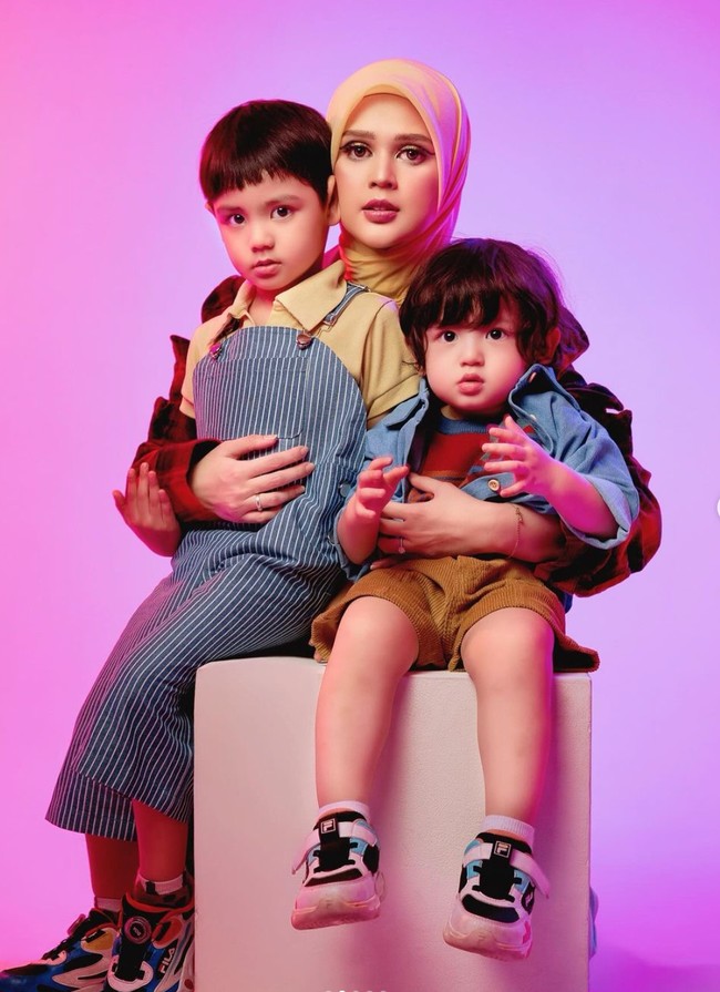 Setelah menikah dengan Roger Danuarta pada 17 Agustus 2019, Cut Meyriska dikaruniai 2 putra yang tampan. Karena paras rupawan yang dimiliki, keluarga Cut Meyriska dan Roger pun kerap dapat sebutan keluarga good looking. Foto: Instagram/@cutratumeyriska