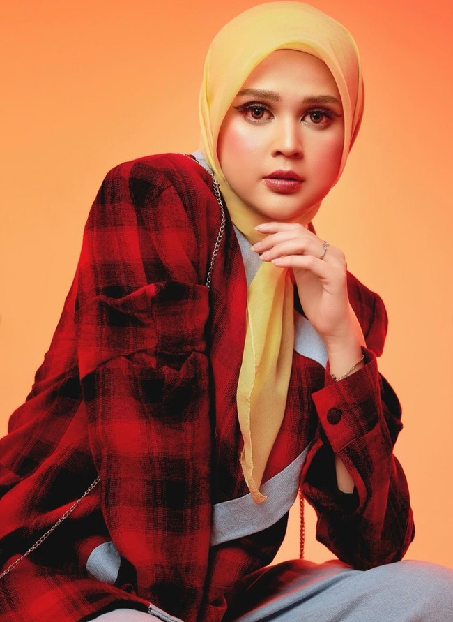 Dengan bantuan tim fotografer Aldo Sinatra, pemotretan terbaru Cut Meyriska dan keluarganya itu banjir pujian netizen. Ditambah dengan riasan wajah dari Victoria Makeup Atelier, penampilan wanita 31 tahun itu terlihat semakin menawan. Foto: Instagram/@cutratumeyriska