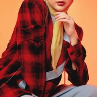 Dengan bantuan tim fotografer Aldo Sinatra, pemotretan terbaru Cut Meyriska dan keluarganya itu banjir pujian netizen. Ditambah dengan riasan wajah dari Victoria Makeup Atelier, penampilan wanita 31 tahun itu terlihat semakin menawan. Foto: Instagram/@cutratumeyriska