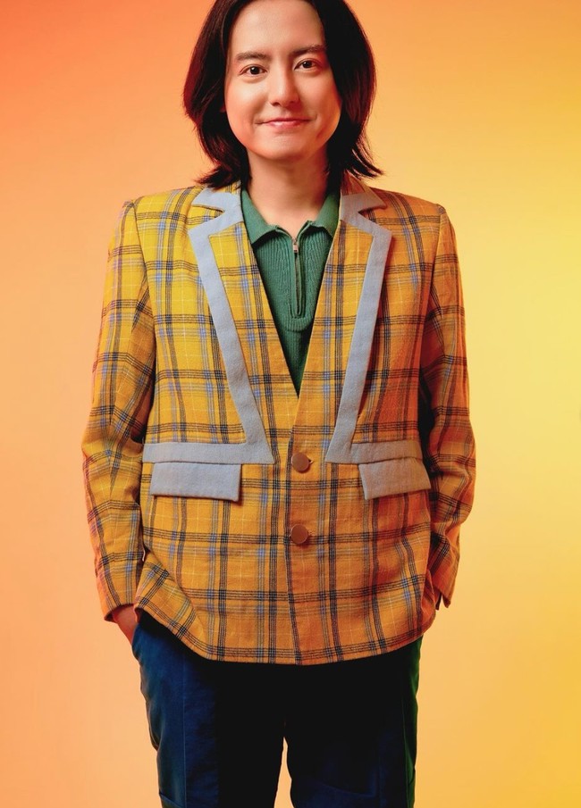 Kompak mengenakan pakaian kotak-kotak dengan sang istri, penampilan Roger Danuarta juga tak kalah mencuri atensi. Meski saat ini sudah berusia 42 tahun namun dirinya masih terlihat awet muda. Pasangan ini definisi makin tua makin muda, komentar salah seorang netizen. Foto: Instagram/@cutratumeyriska